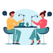 2 Personen sitzen an einem Tisch und Podcasten