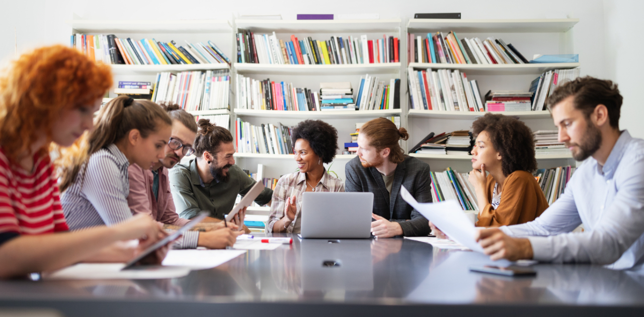 Team beim Brainstorming. Eine Gruppe Kreativer Designer arbeitet geinsam im Büro.