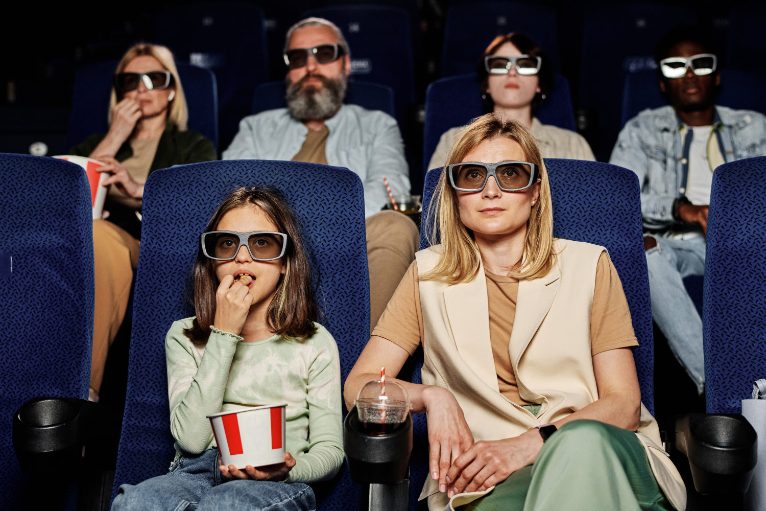 Menschen im Kino schauen einen 3D Film